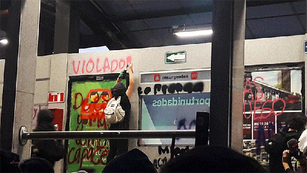 Pintas feministas en estación insurgentes del metrobús